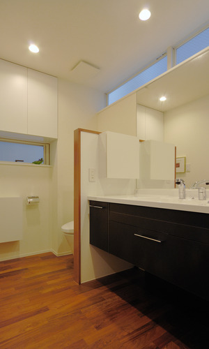 ユニバーサルデザインを意識した、センスのよいトイレ・洗面所