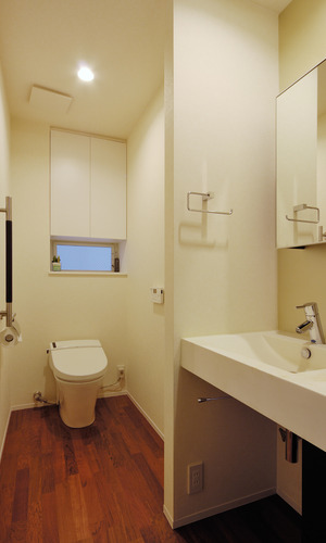 手洗いスペースをゆったりと設けた、ゆとりある縦長空間のトイレ