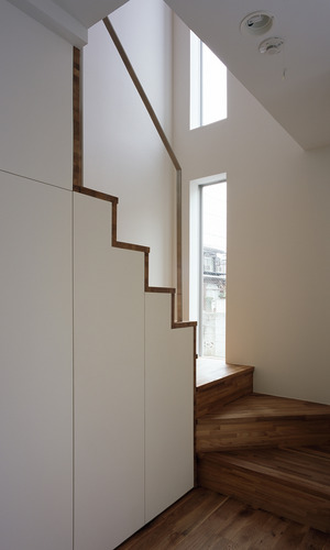 シンプルな佇まいの階段に優しさを与える、2つの縦スリット窓