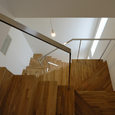 スリット窓からの光が広がる、立体的に繋がる階段