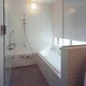壁面からタイルを使用し、清潔感のあるシンプルな浴室