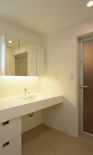 壁面収納下に照明を取り付け、手元からの明るさを取り入れた洗面所