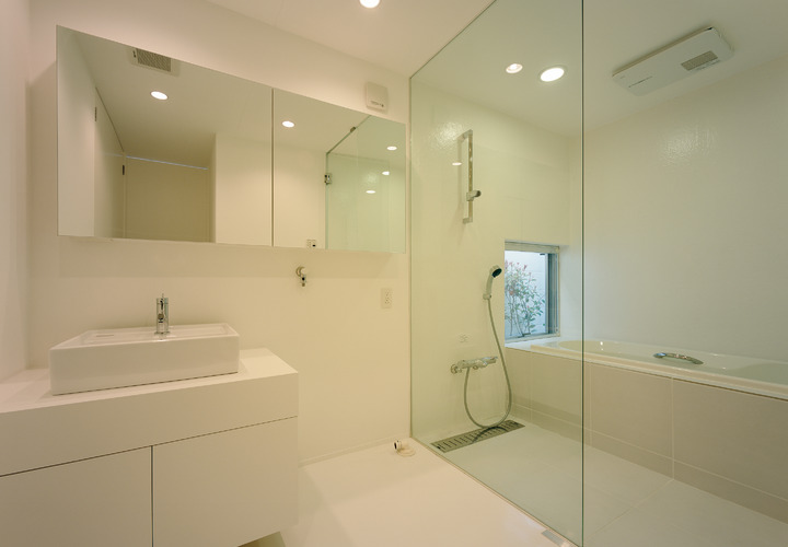 ガラスの壁・扉、鏡も洗面台も浮かせるようなデザインが、空気を軽く感じる洗面・浴室