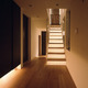 階段内に照明を埋め込み、階段自体が大きな照明と化した階段周り＋玄関ホール