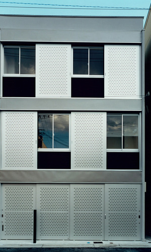 個性的なパンチングメタルのデザイン雨戸を開けると、広々とした窓が現れる