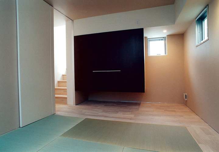 家具の配置を考え、フローリングと縁のない畳をバランスよくレイアウトした和室