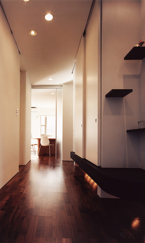 幅のある廊下から、和室に上がる小上がりのデザインが洒落っ気を感じる