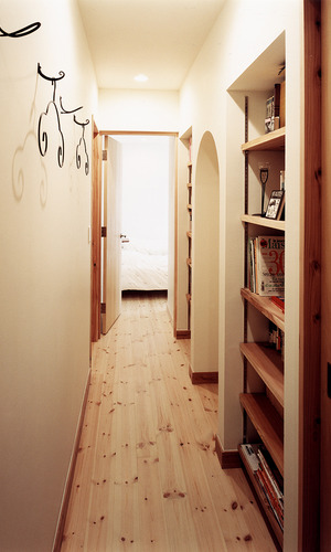 アイアンフックと、部屋に導くアーチ型の空間が魅力的な廊下