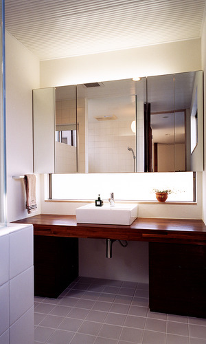 フィックス窓と広さのある鏡面を利用して、面積以上の広さを感じさせる洗面所
