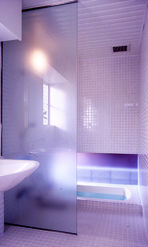 床壁タイルを統一し、浴槽を埋込みタイプにした明るく爽やかな浴室