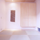 琉球畳の色合いに合わせて、優しい白木の印象でまとめたコンパクトな和室
