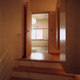 扉を開けると、琉球畳の落ち着きのあるシンプルな和室が広がる
