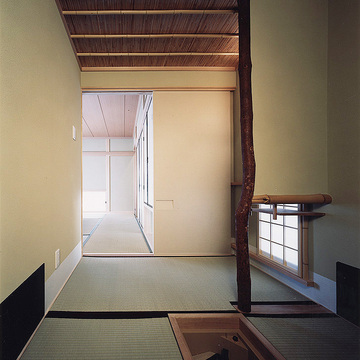 茶室の先に伸びる、広さのある伝統的な造りの和室