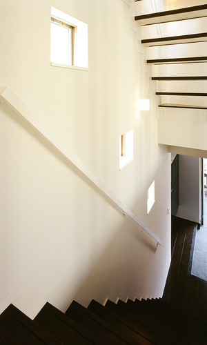 階段と共に降りるような、コンパクトなスクエア型小窓