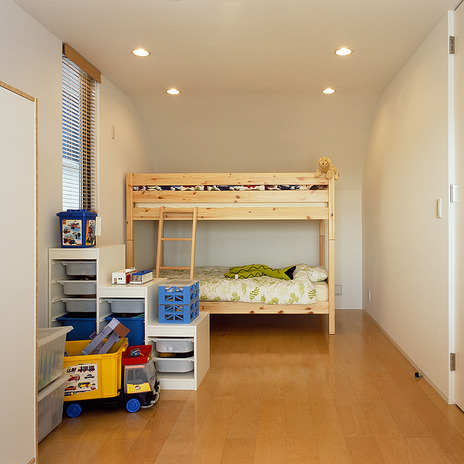 内部空間を有効に確保すべく採用した、曲線が眼を惹く子供部屋