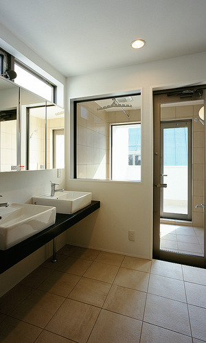 浴室・洗面で同じタイルを使用した、ガラス面の多い爽やかな空間
