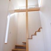 二階へと導く天井の高い階段ホール