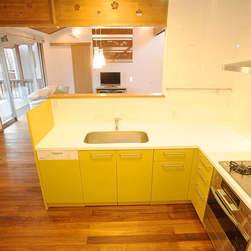 黄色パネルの可愛いキッチン