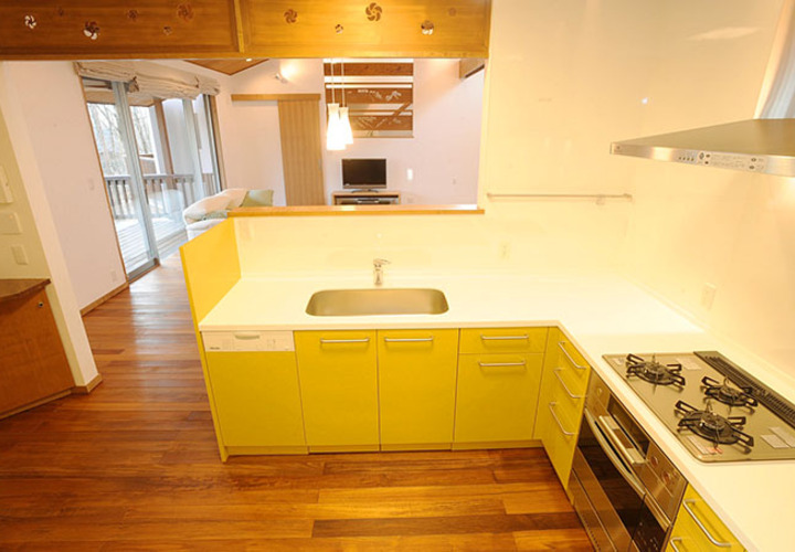 黄色パネルの可愛いキッチン