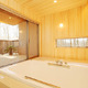 眺めのよい開放的な浴室