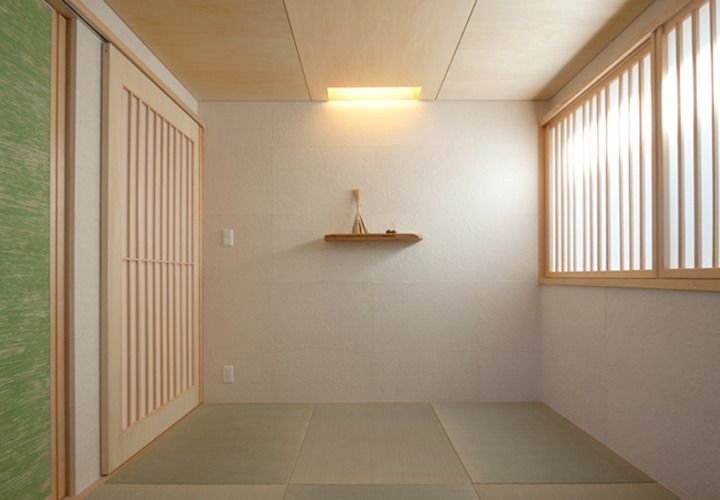 和紙の壁、縁なし畳のシンプルで落ち着いた和室。
