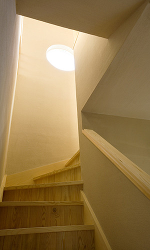 照明の光で明るい階段