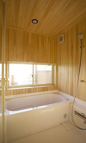 木の温もりに包まれる浴室