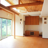 丸太梁と杉板天井の家