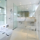 白に統一された洗面・浴室