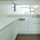 白を基調としたシンプルなオープンキッチン