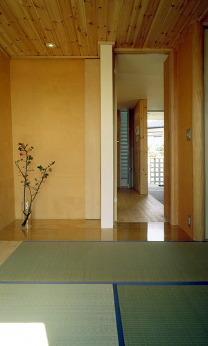 この建物の為に漉いた和紙で、和室の壁を仕上げる