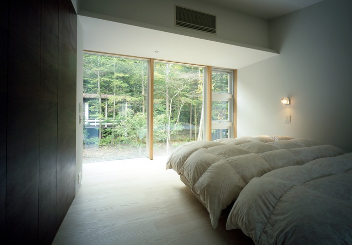 大きな開口で、あたかも自然のなかで目が覚めるような寝室