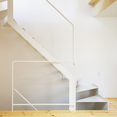 モダンアートの様なシンプルで白い鉄製階段