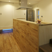 木の板を貼る事で部屋と一体となったキッチン