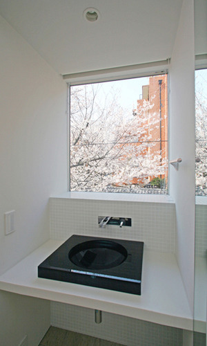 桜の見える洗面コーナー
