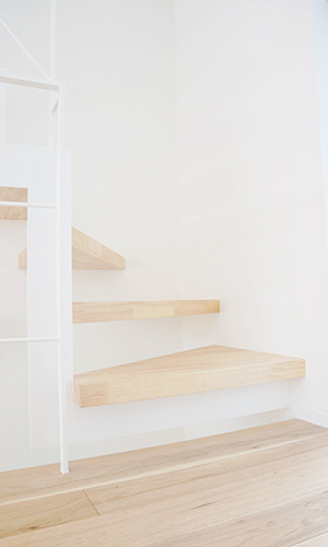 洋室の床材とマッチする階段板