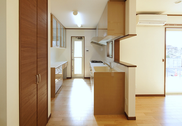 作業スペースや収納の多い機能的キッチン