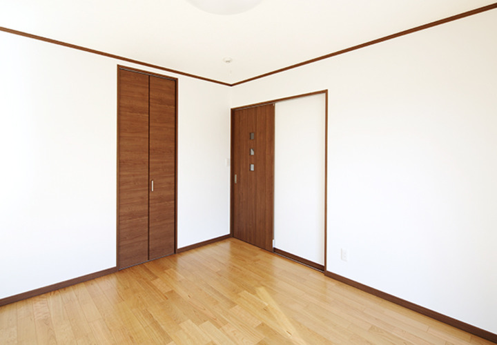 高さ違いの木製扉が並ぶ室内