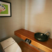 木の素材感を活かしたナチュラルな雰囲気の洗面・トイレ
