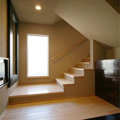 アンティークな家具が映えるモダンな階段スペース