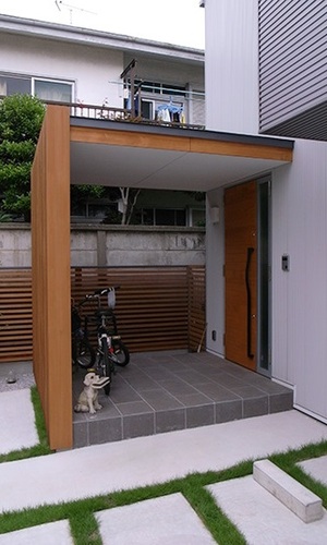 屋根と木格子のある玄関前スペース