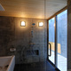 光庭に面する浴室