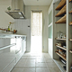 タイル床と無垢の造作棚で清潔感のあるキッチン