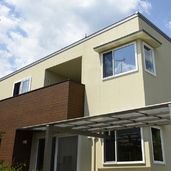 L字型の窓・庇が特徴的なパッシブ設計の家