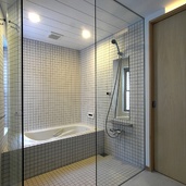 タイル張りの浴室