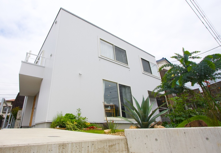 湘南・藤沢市長後の中庭のある2世帯住宅 グリーン、緑と暮らす　外観　庭　ガーデ