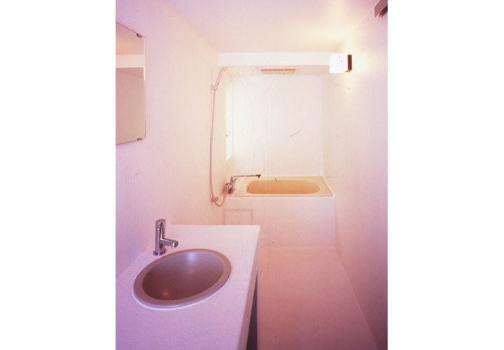 オール・メゾネット形式の集合住宅　シンプルな浴室