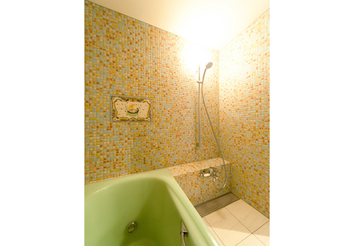 モザイクタイルとアズレージョタイルによる浴室