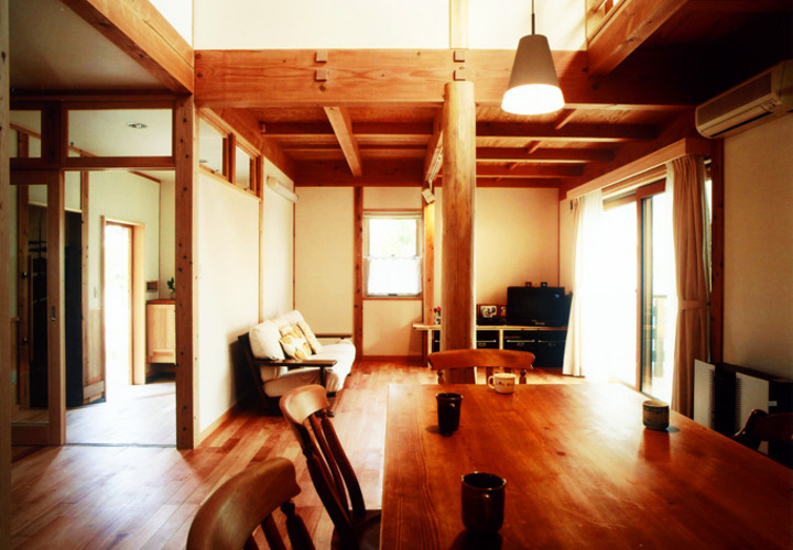 無垢の木材が用いた居間食事室