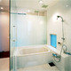 明るくコンパクトな浴室